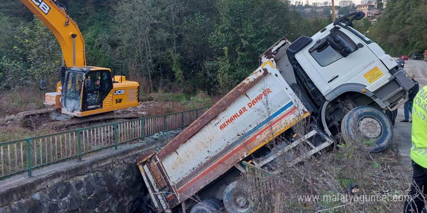 Kamyon altına aldığı otomobille dereye düştü, faciadan dönüldü