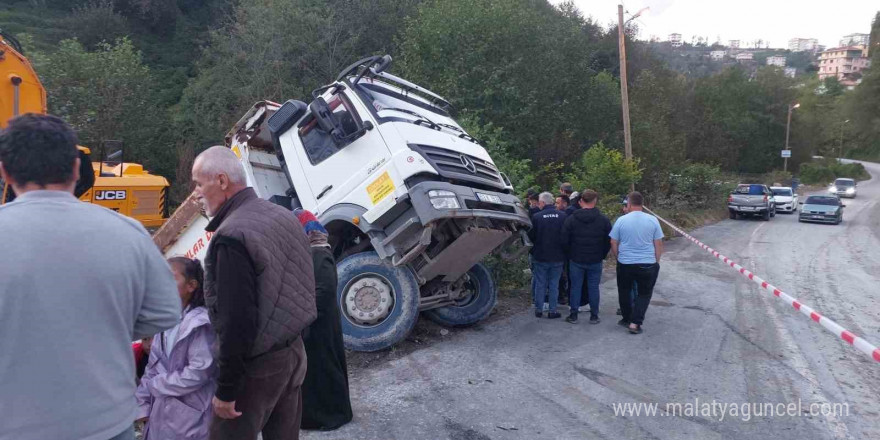 Kamyon altına aldığı otomobille dereye düştü, faciadan dönüldü