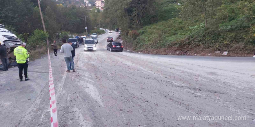 Kamyon altına aldığı otomobille dereye düştü, faciadan dönüldü