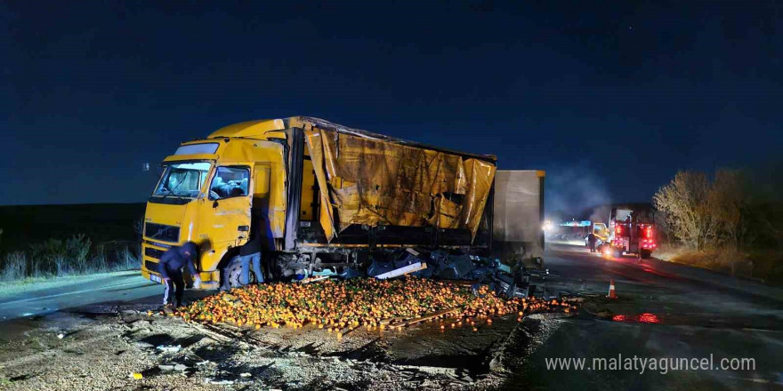 Kamyon devrildi, mandalinaların saçıldığı yol trafiğe kapandı