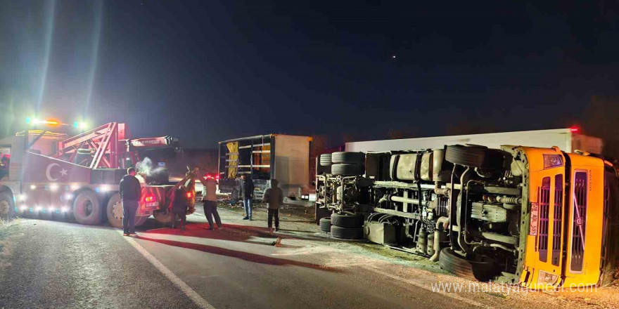 Kamyon devrildi, mandalinaların saçıldığı yol trafiğe kapandı