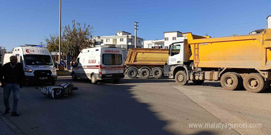 Kamyon ile motosiklet çarpıştı: 1’i ağır 2 kişi yaralandı