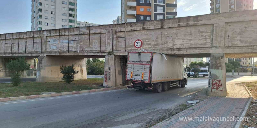 Kamyon köprü altında sıkıştı