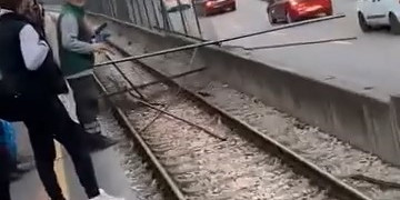 Kamyondan düşen demirler trafik ve metro seferlerini aksattı