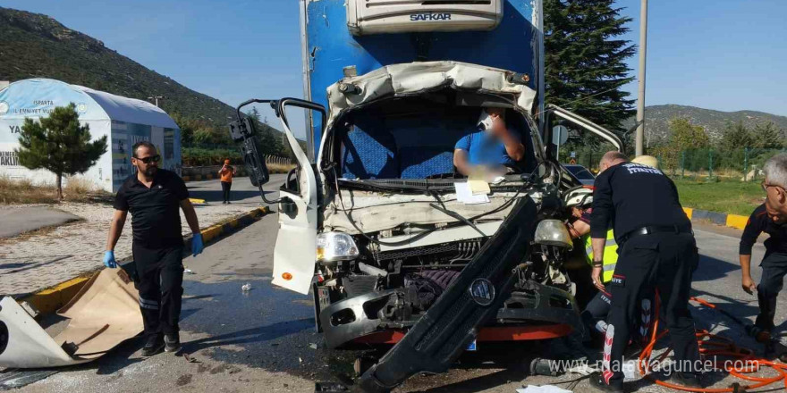 Kamyonet çekiciye bağlı olan yarı römorka çarptı: 1 yaralı