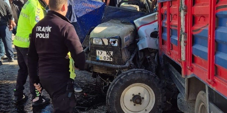 Kamyonet ile işçilerin bulunduğu traktör kafa kafaya çarpıştı: 4 yaralı