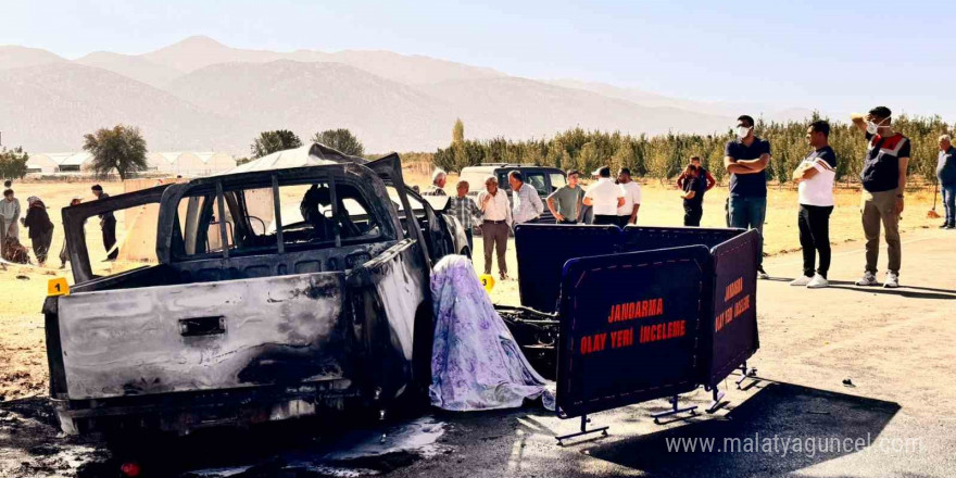 Kamyonet ile motosiklet çarpışıp alev alev yandı: 2 ölü, 1 yaralı