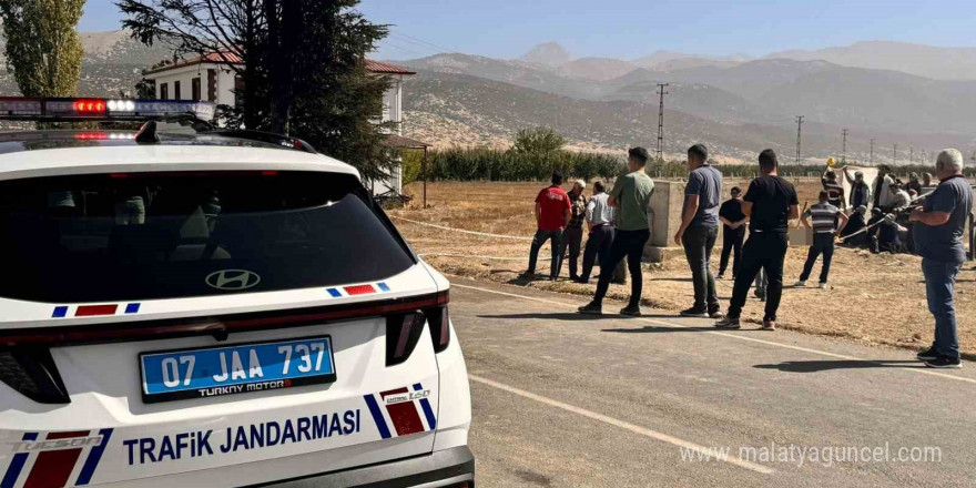 Kamyonet ile motosiklet çarpışıp alev alev yandı: 2 ölü, 1 yaralı