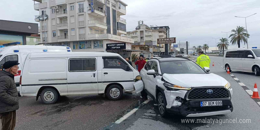 Kamyonet ile otomobil çarpıştı: 1 yaralı