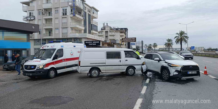 Kamyonet ile otomobil çarpıştı: 1 yaralı