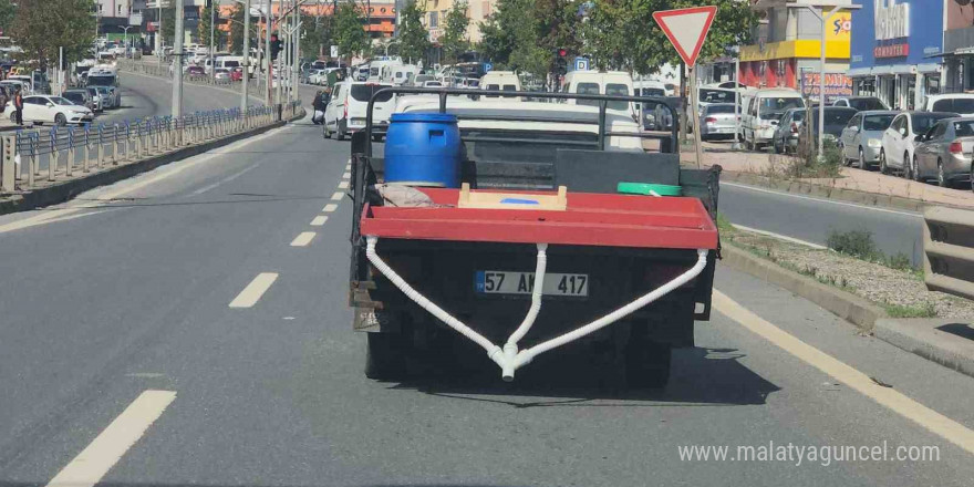 Kamyonetin kasasındaki sıhhi tesisatı görenler şaşırdı