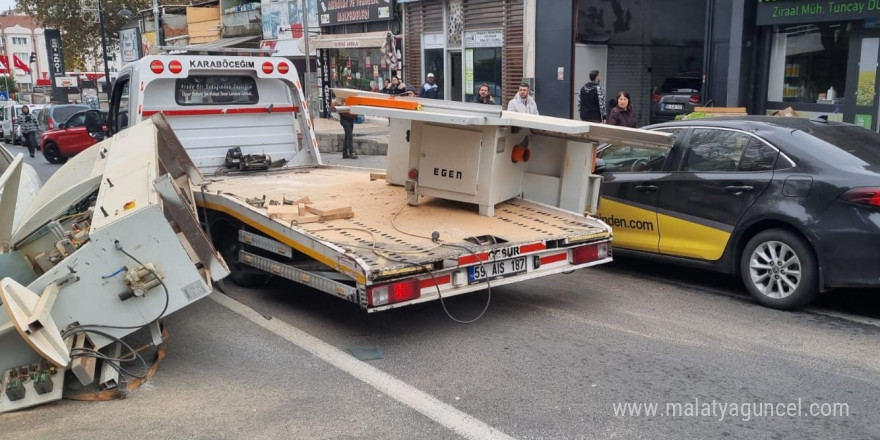 Kamyonetteki bıçkı makinesi otomobilin üzerine düştü