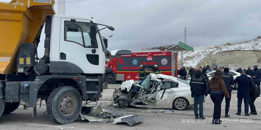 Kamyonla otomobil kafa kafaya çarpıştı: 1 kişi öldü