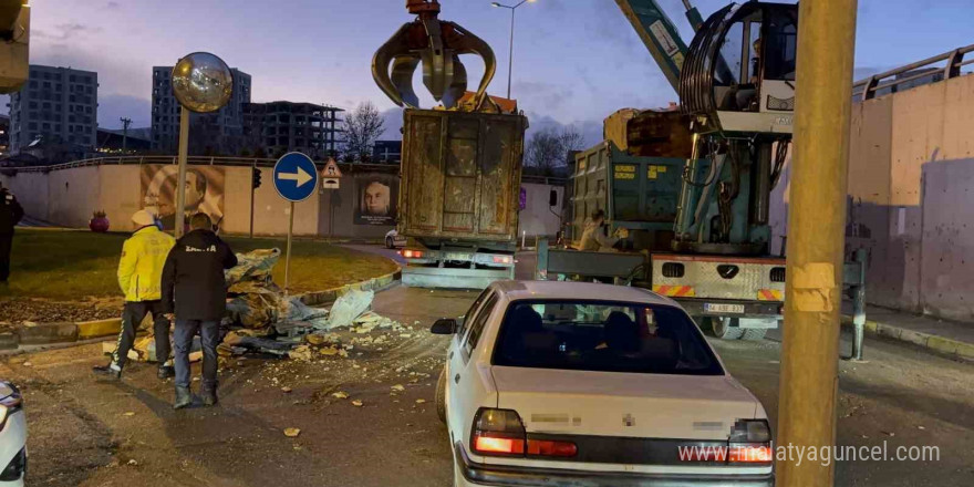 Kamyonun üzerindeki yükler alt geçide takıldı: Trafik kilitlendi