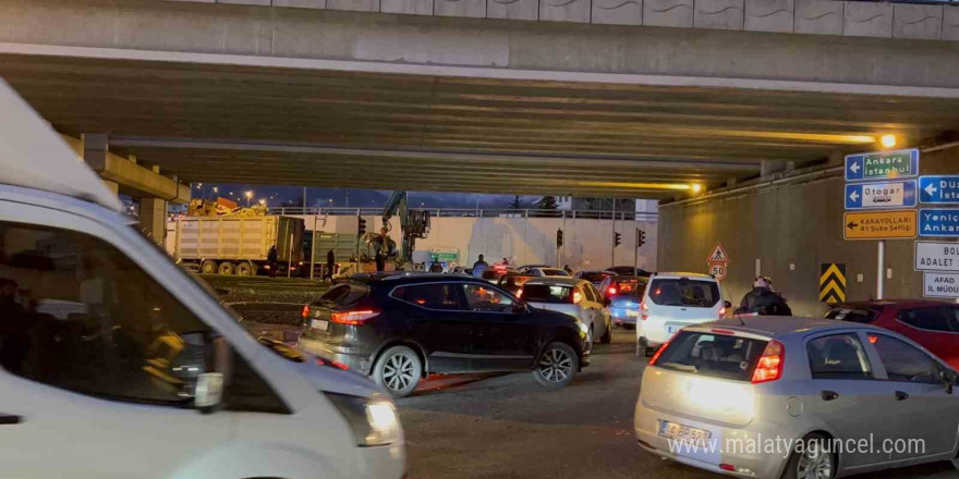 Kamyonun üzerindeki yükler alt geçide takıldı: Trafik kilitlendi