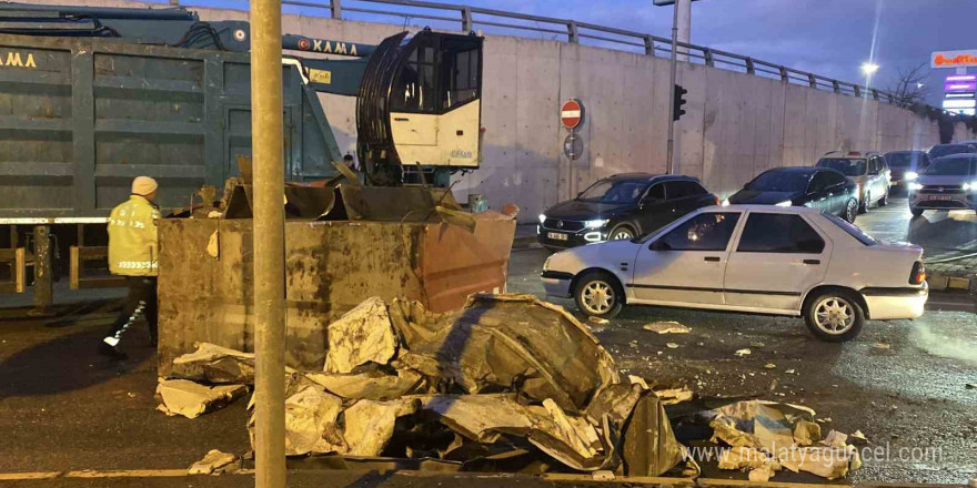 Kamyonun üzerindeki yükler alt geçide takıldı: Trafik kilitlendi