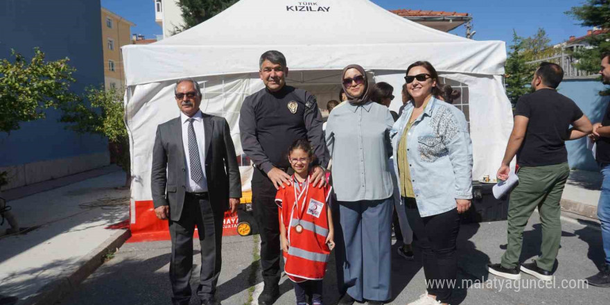 Kan bağışçısı getiren öğrenciye madalya veriliyor