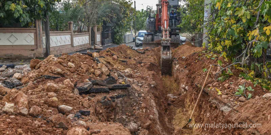 Kanal Mahallesi’nde Büyükşehir içme suyunu, Kepez asfaltı yeniliyor