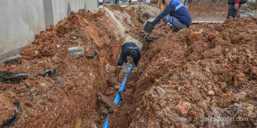 Kanal Mahallesi’nde Büyükşehir içme suyunu, Kepez asfaltı yeniliyor