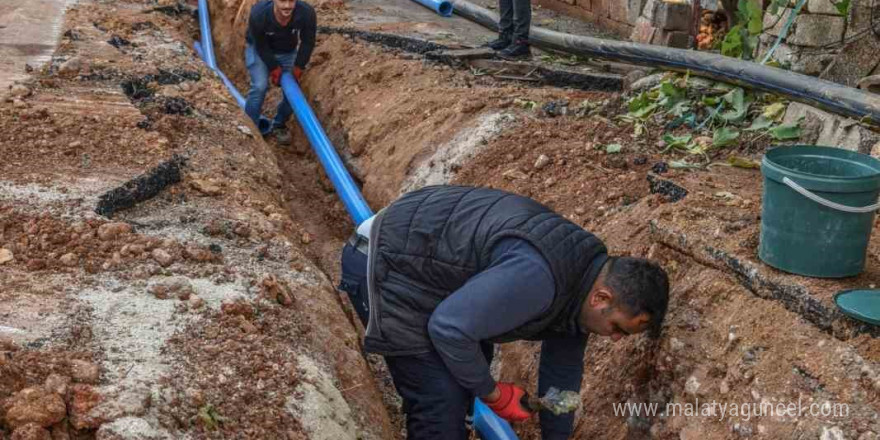 Kanal Mahallesi’nde Büyükşehir içme suyunu, Kepez asfaltı yeniliyor