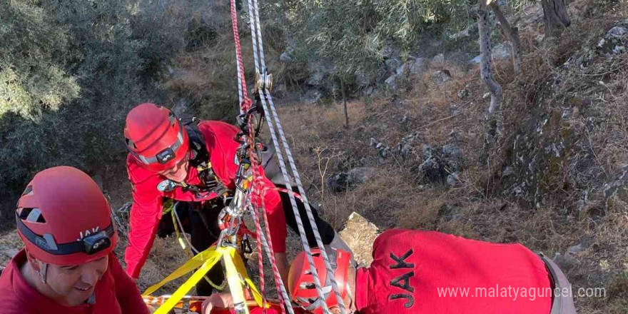 Kanyonda mahsur kalan vatandaşları jandarma kurtardı