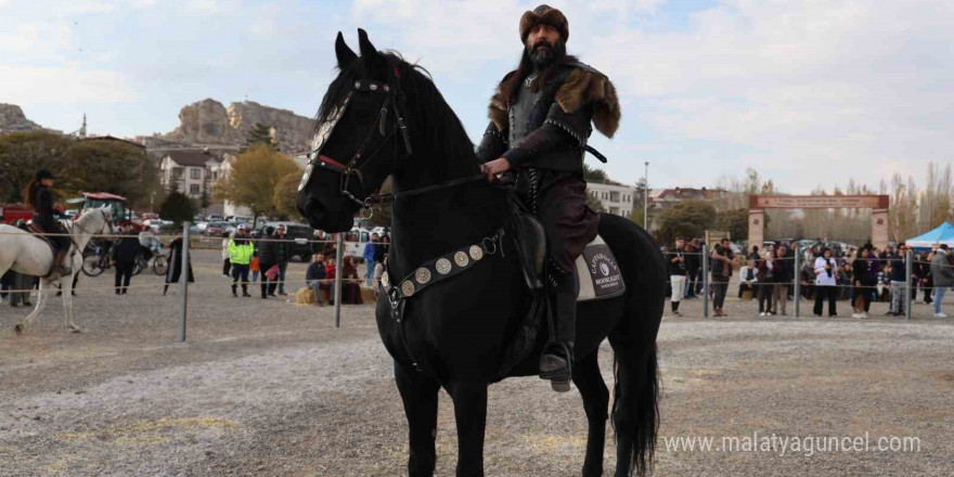 Kapadokya’da atlar podyuma çıktı