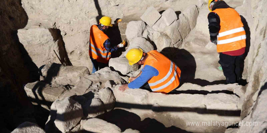 Kapadokya’da trafiğe kapatılan yolun altından toplu mezar çıktı