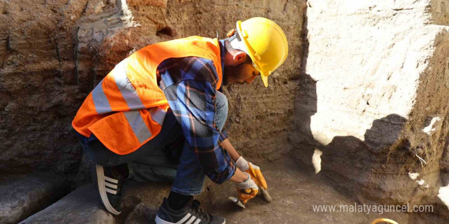 Kapadokya’da trafiğe kapatılan yolun altından toplu mezar çıktı