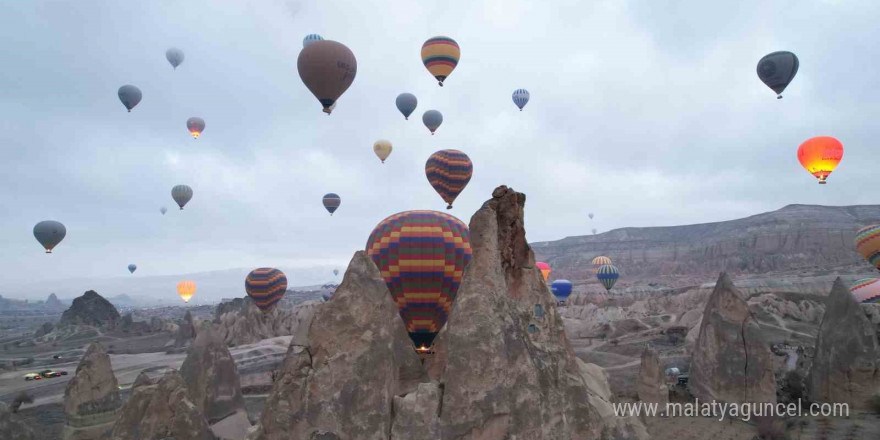 Kapadokya’da turistler yılın ilk güneşinin doğuşunu sıcak hava balonlarında izledi