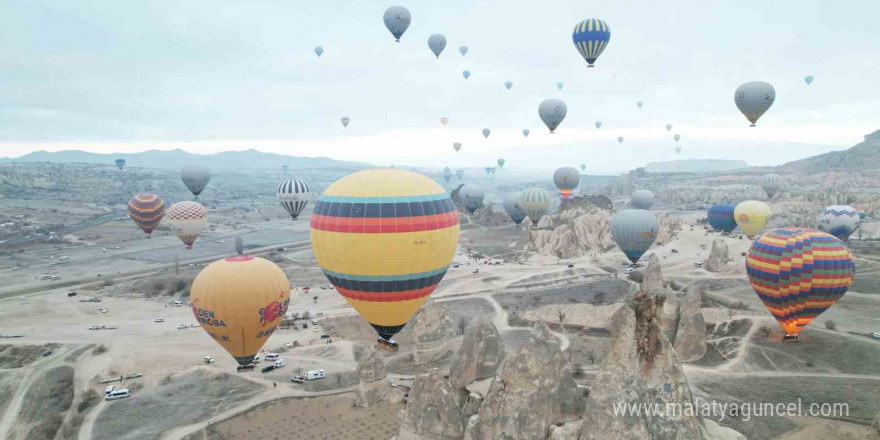 Kapadokya’da turistler yılın ilk güneşinin doğuşunu sıcak hava balonlarında izledi