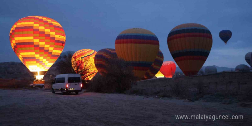 Kapadokya’da turistler yılın ilk güneşinin doğuşunu sıcak hava balonlarında izledi