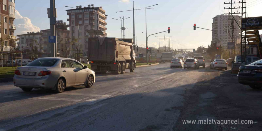 Kapak açılınca hafriyat kamyonundaki molozlar yola döküldü, o anlar kamerada