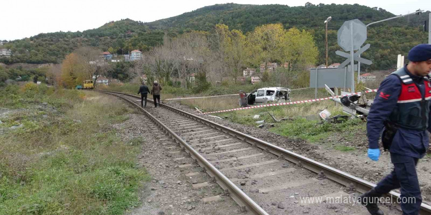 Kapalı bariyerden geçmek isteyen otomobile tren çarptı; 1’i ağır 2 yaralı