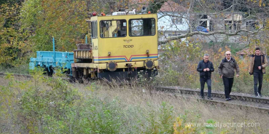 Kapalı bariyerden geçmek isteyen otomobile tren çarptı; 1’i ağır 2 yaralı