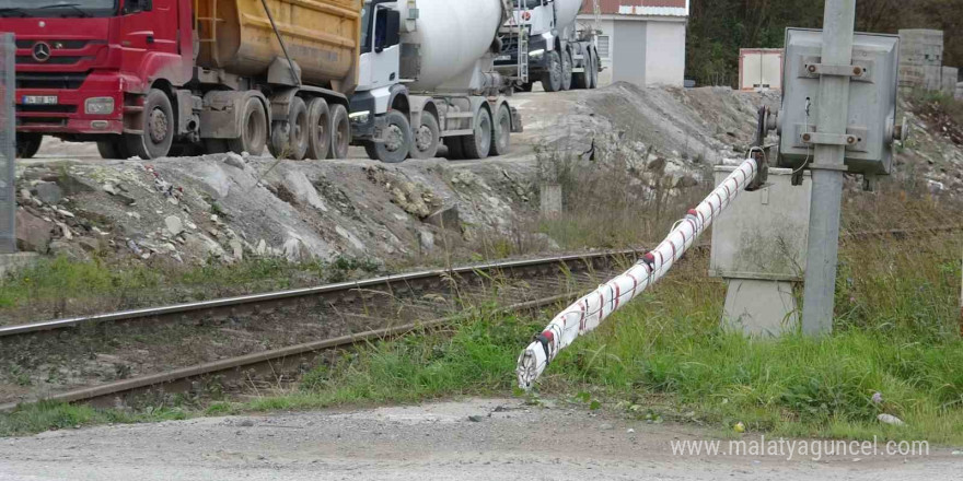 Kapalı bariyerden geçmek isteyen otomobile tren çarptı; 1’i ağır 2 yaralı