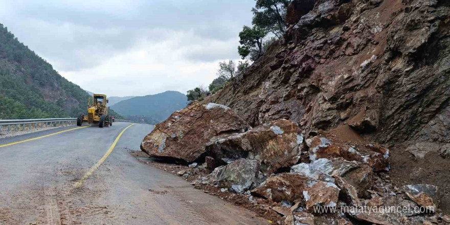 Kapuzbaşı Yolu’ndaki heyelana Büyükşehir’den hızlı müdahale