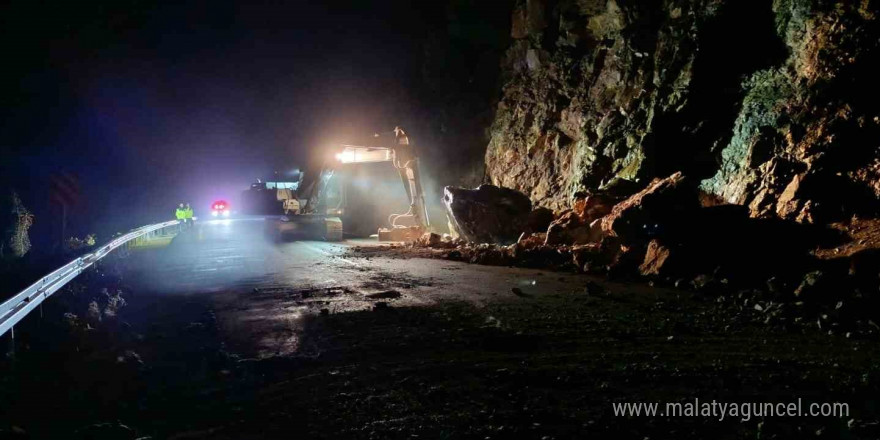 Kapuzbaşı Yolu’ndaki heyelana Büyükşehir’den hızlı müdahale