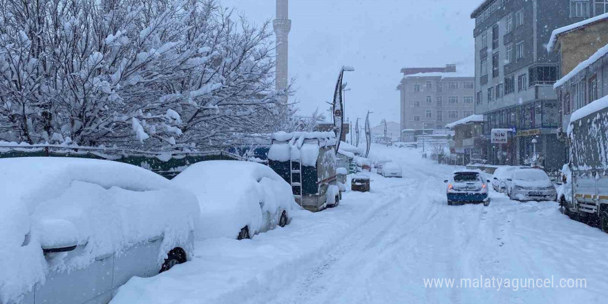 Kar, bir ilçenin tüm köy yollarını ulaşıma kapattı