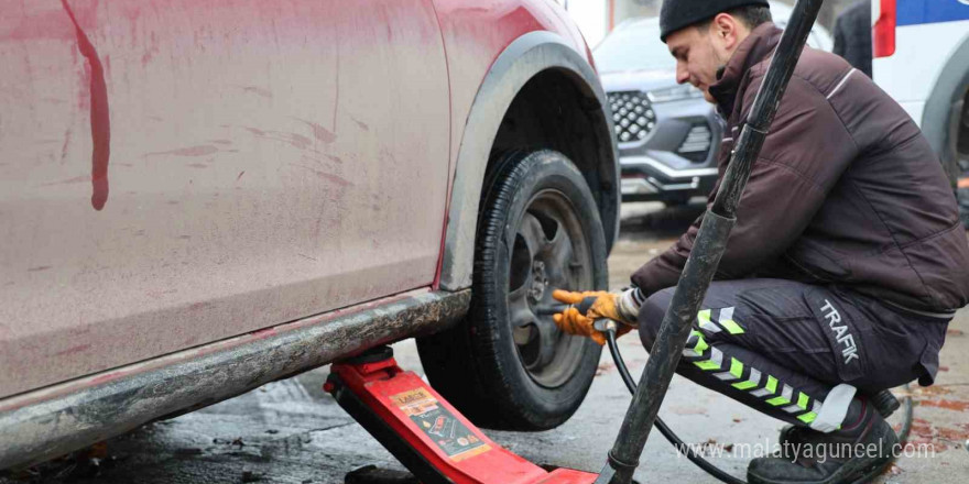 Kar erken geldi, yasak başlamadan oto lastikçilerde yoğunluk başladı