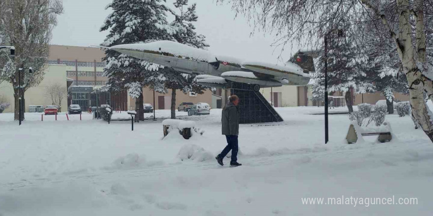 Kar Erzurum’u adeta esir aldı