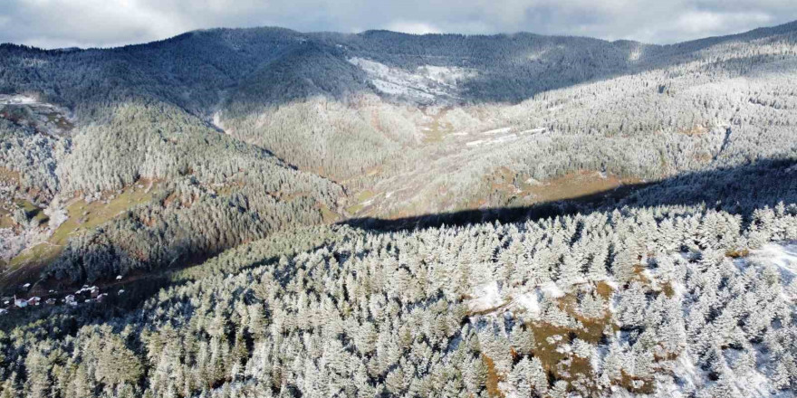 Kar Ilgaz Dağı’nın eteklerinde kartpostallık görüntüler oluşturdu