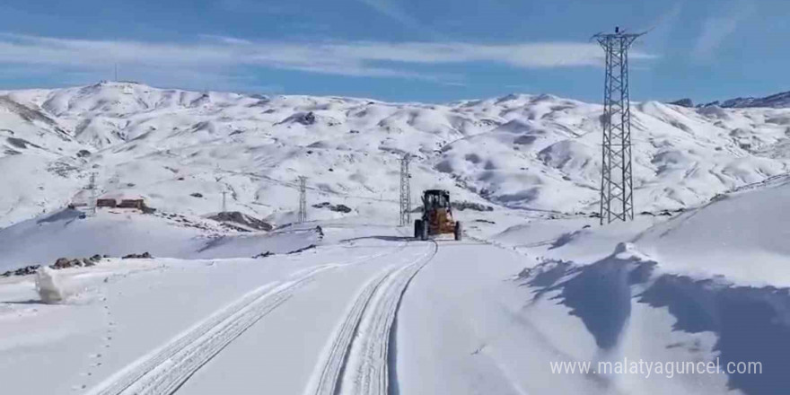 Kar kalınlığı 1 metreye ulaştı, ekipler 35 kilometrelik yolu açmak için seferber oldu