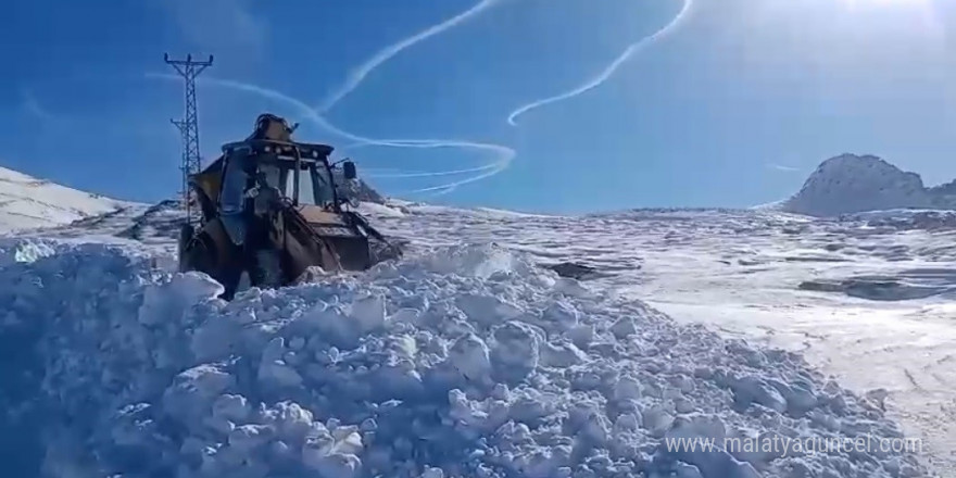 Kar kalınlığı 1 metreye ulaştı, ekipler 35 kilometrelik yolu açmak için seferber oldu