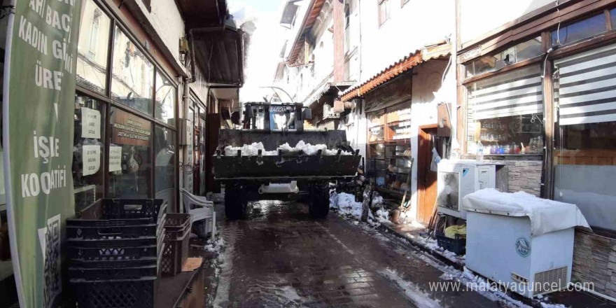 Kar kalınlığı 40 santimetre olmuştu, ilçede temizlik başladı