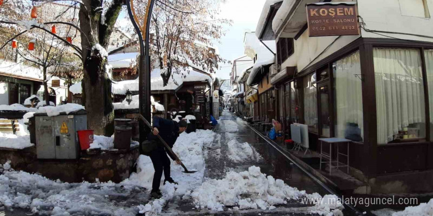 Kar kalınlığı 40 santimetre olmuştu, ilçede temizlik başladı