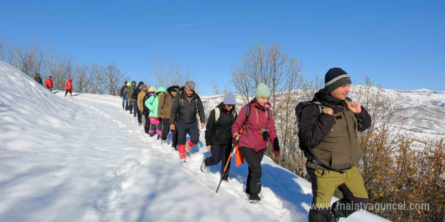 Kar manzaraları eşliğinde 12 km yürüdüler