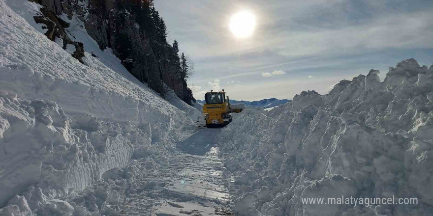 Kar nedeniyle ulaşıma kapanan Artvin’in Macahel Geçidi’nde yol açma çalışmaları 10 gündür devam ediyor