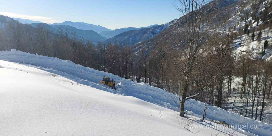 Kar nedeniyle ulaşıma kapanan Artvin’in Macahel Geçidi’nde yol açma çalışmaları 10 gündür devam ediyor