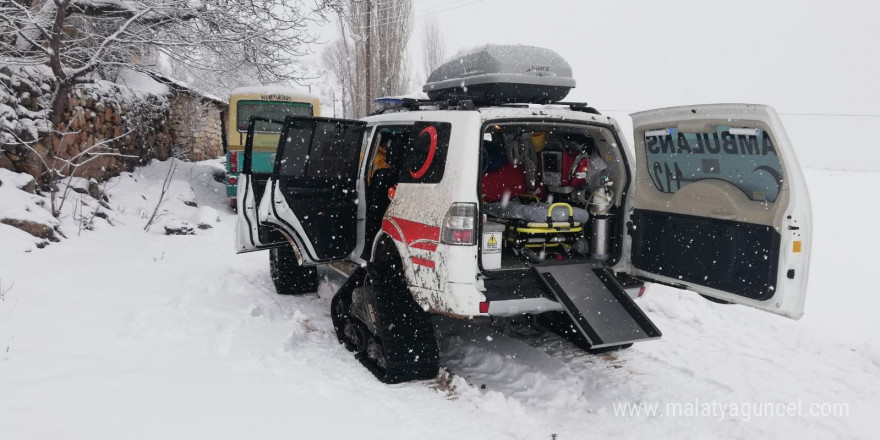 Kar paletli ambulans zorlu kış şartlarında hayat kurtarıyor