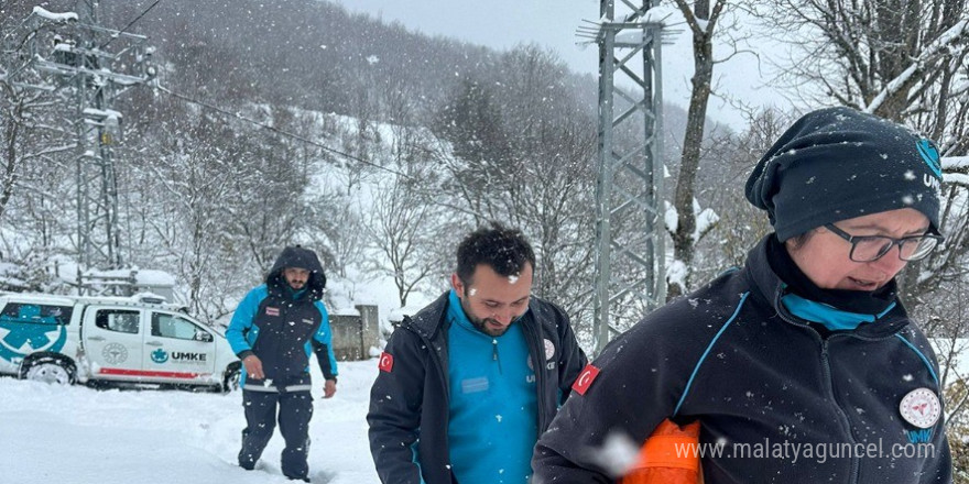 Kar sebebiyle yolu kapanan köydeki hasta için seferber oldular